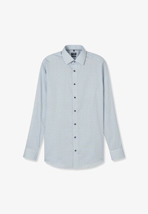 Hellblaues langärmliges Hemd mit kleinen marineblauen und weißen Kreis-Mustern und spitzem Kragen, flach auf weißem Hintergrund ausgelegt.