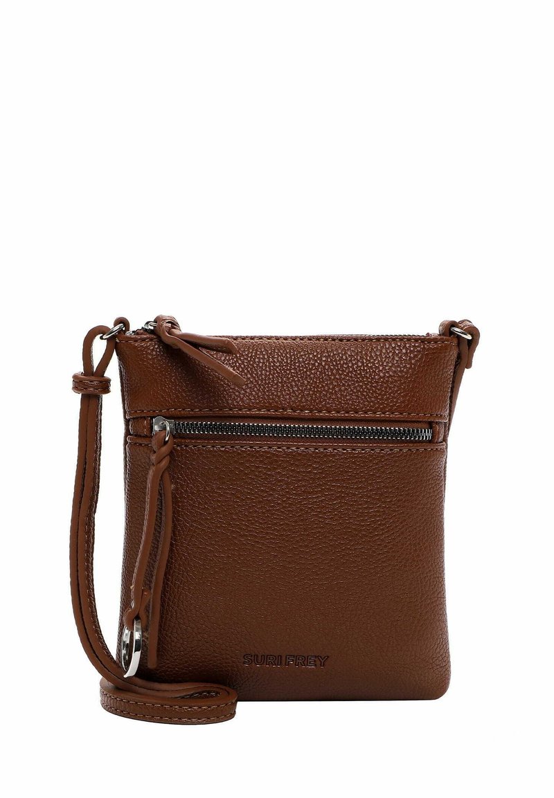 Hnědá kožená crossbody taška s texturovaným povrchem, zipovou kapsou a nastavitelným popruhem. Obsahuje logo embosované na spodní části.