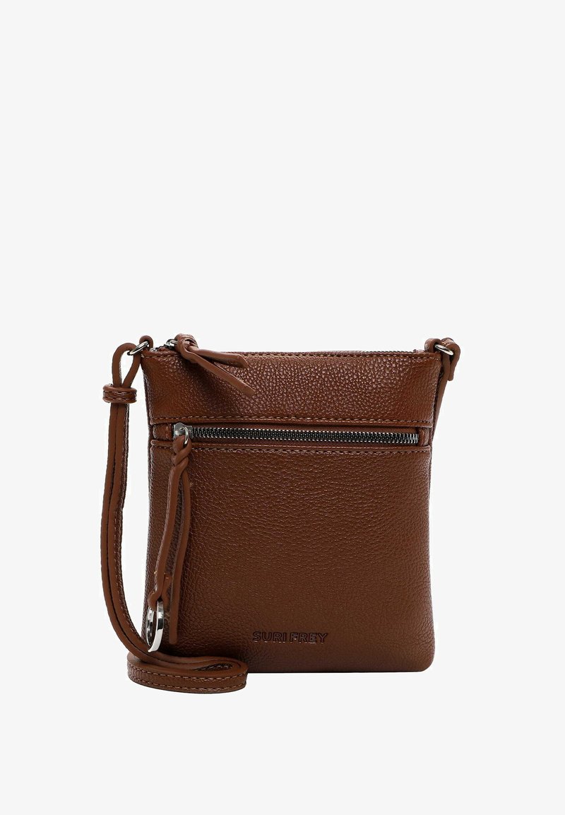 Bolso cruzado de piel marrón con superficie texturizada, bolsillo con cremallera y correa ajustable. Presenta el logo grabado en la parte inferior.