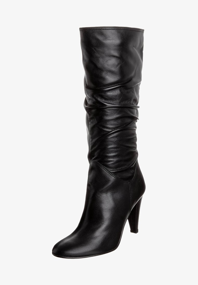 Botte en cuir noire mi-mollet avec bout pointu, tige froncée et talon haut effilé.