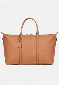 Borsa da viaggio in pelle marrone chiaro con due manici superiori, chiusura con zip e una targhetta per bagagli attaccata. Caratterizzata da cuciture sottili e una texture liscia.