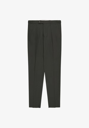 Donkergroene, op maat gemaakte broek met voorplooien, zijzakken, knoopsluiting in de taille en taps toelopende pijpen.