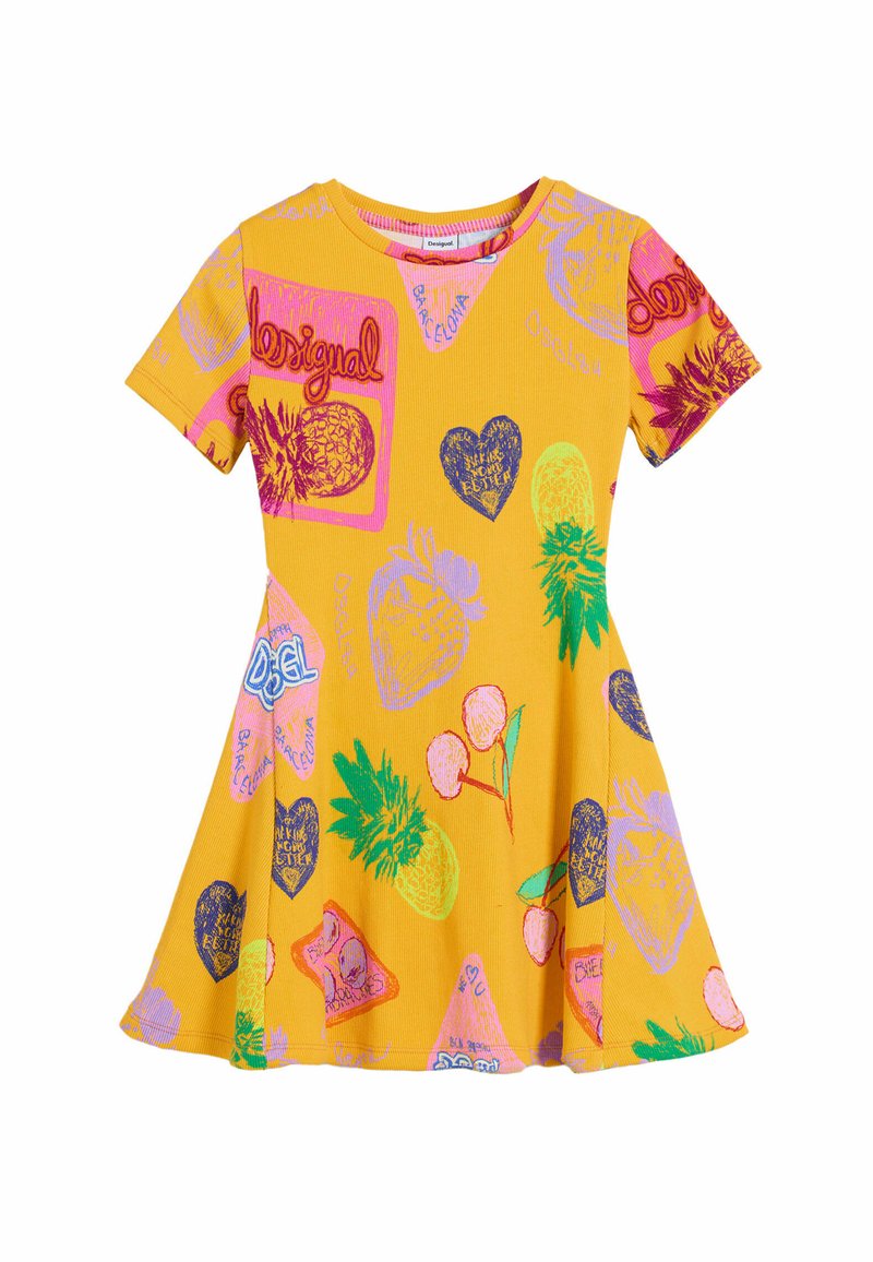 Vestito giallo a maniche corte con gonna a ruota, decorato con motivi colorati di frutta e cuori, e la scritta "Desigual" in vari colori.