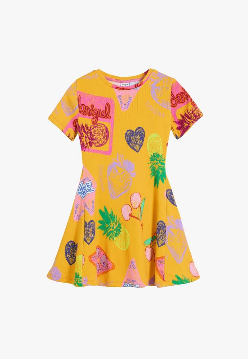 Vestito giallo a maniche corte con gonna a ruota, decorato con motivi colorati di frutta e cuori, e la scritta "Desigual" in vari colori.