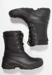 Bottes imperméables noires avec une tige en textile, une partie inférieure en caoutchouc, un système de laçage et des semelles texturées pour une meilleure adhérence. Elles sont dotées d'une doublure en polaire pour plus de chaleur.