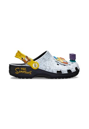 Schwarz-weiße Crocs mit gelbem Riemen mit Figuren aus den Simpsons, Cartoon-Anhängern oben und dem Schriftzug „The Simpsons“ an der Seite.