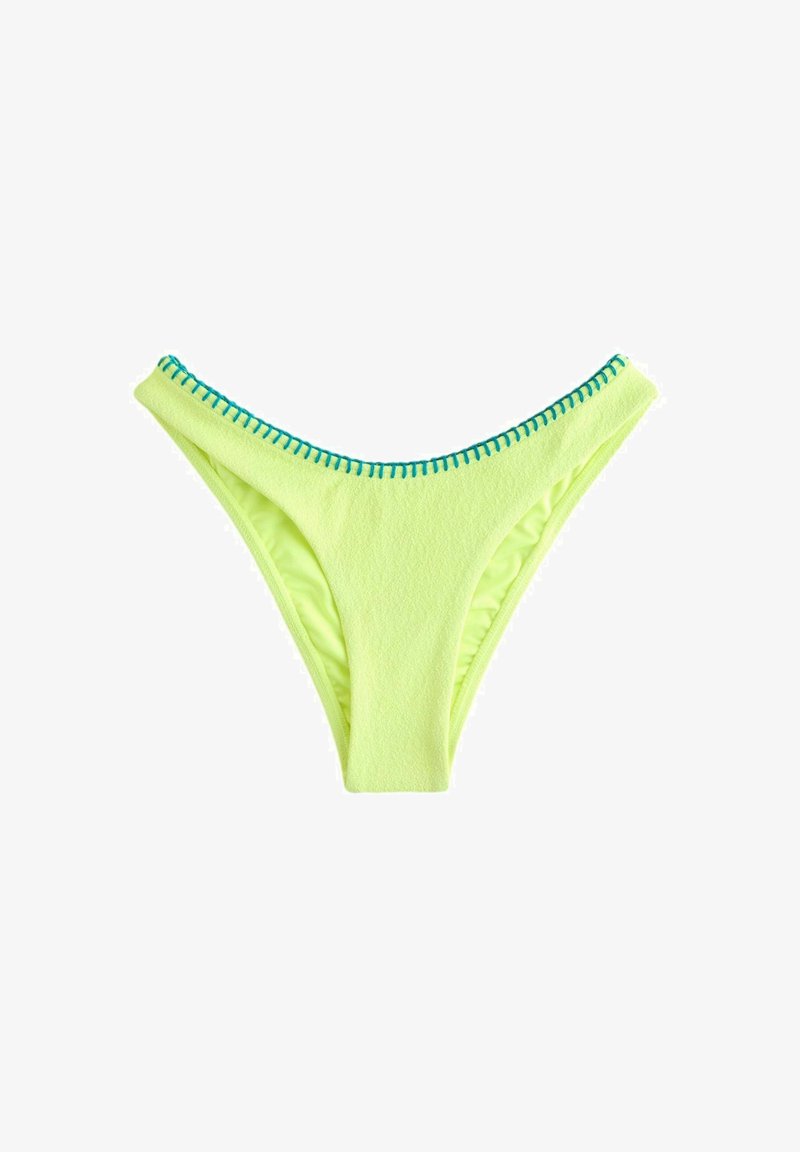 Chilot de costum de baie verde deschis cu tiv cusut albastru de-a lungul taliei, realizat dintr-un material texturat, prezentat pe un fundal alb.