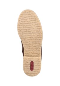 Semelle de chaussure brune avec un motif texturé et ondulé, de forme ronde, et accentuée d'un logo rouge. Le matériau en caoutchouc offre adhérence et durabilité.