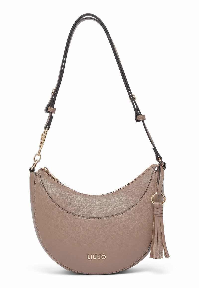 Sac à main en cuir havane avec une forme arrondie, un logo doré et un accent pompon. Dispose d'une double bandoulière offrant des options de port polyvalentes.