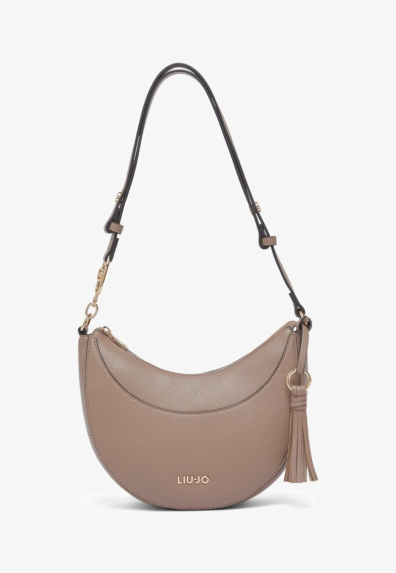 Sac à main en cuir havane avec une forme arrondie, un logo doré et un accent pompon. Dispose d'une double bandoulière offrant des options de port polyvalentes.