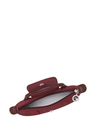 Rote Lederhandtasche mit Reißverschluss, strukturiertem Oberflächenfinish, flachem Design und grünem Akzent am Reißverschlussgriff. Das Innere ist schlicht.