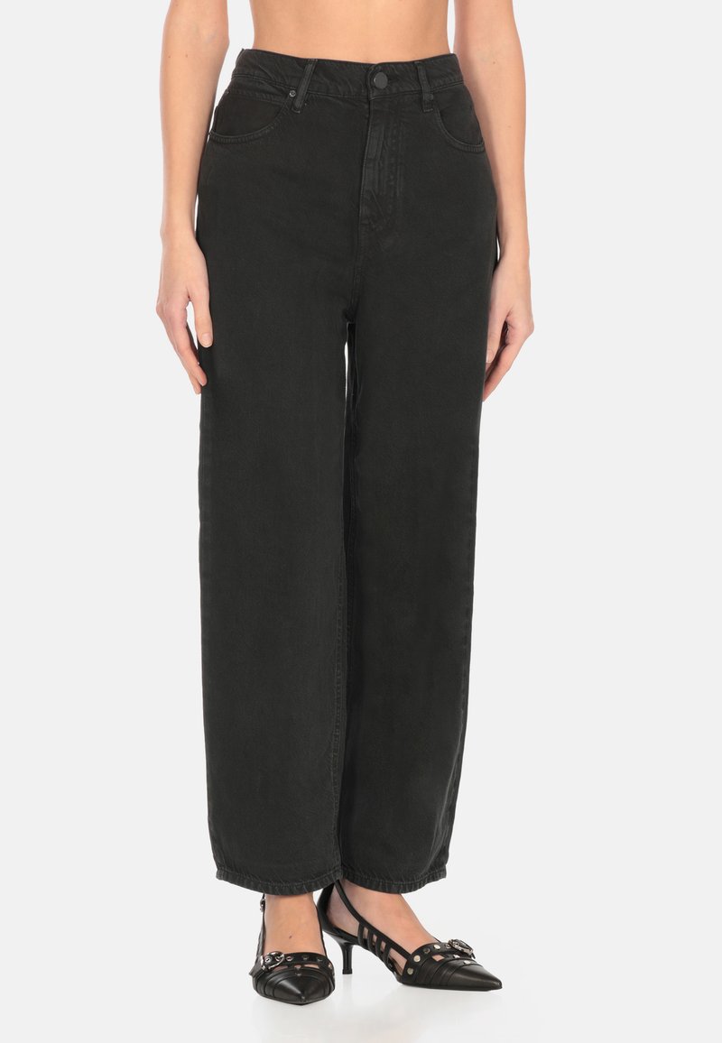Jeans neri a vita alta e gamba larga in denim, con chiusura frontale a bottoni, passanti per cintura e due tasche frontali.