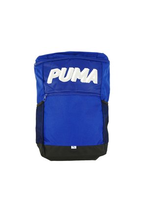 Sac à dos en nylon bleu avec un fond noir, grand logo Puma blanc, poche zippée à l'avant et poches latérales en mesh pour un rangement supplémentaire.