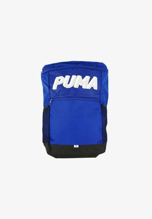 Modrý nylonový batoh s čiernym dnom, veľkým bielym logom Puma, predným zipsovým vreckom a sieťovými bočnými vreckami na ďalšie uskladnenie.