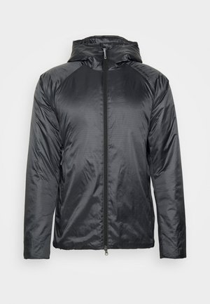 Schwarze leichte Jacke mit Reißverschluss vorne, Kapuze und langen Ärmeln, aus glattem, glänzendem Material mit einem dezenten strukturierten Muster.