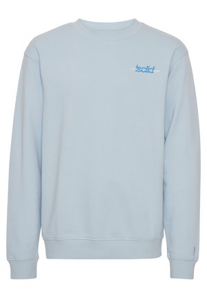 Sweatshirt din bumbac de culoare bleu deschis, cu mâneci lungi, manșete ribbate și gât rotund. Prezintă un mic text grafic pe piept. Textură netedă.