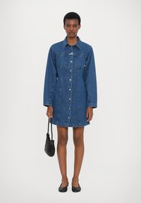 CLOSED FITTED DRESS - Džinsa auduma kleita - mid blue