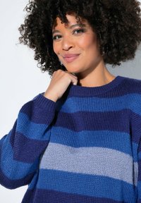 Blau gestreifter Pullover mit verschiedenen Blautönen und Grau, gestrickte Textur, rundem Ausschnitt und langen Ärmeln.