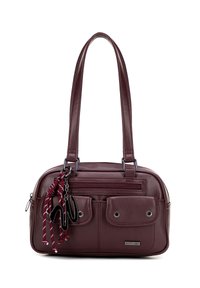 Bordowa syntetyczna torba na ramię z podwójnymi uchwytami, dwoma przednimi kieszeniami, zapięciem na zamek oraz ozdobnym breloczkiem z wzorzystymi akcentami.