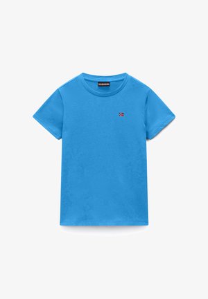 Blå kortærmet rundhalset t-shirt med lille norsk flagemblem på venstre bryst, vist på hvid baggrund.