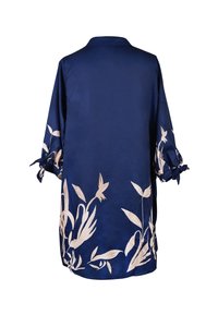 Bata de estilo kimono de satén azul marino con patrones florales en beige, mangas largas con lazos y silueta relajada.