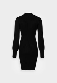 Schwarzes geripptes Strickkleid mit langen, leicht gepufften Ärmeln und figurbetonter Silhouette, das einen hohen Kragen und einen knielangen Schnitt aufweist.