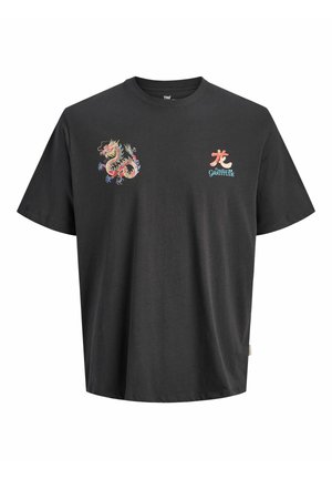 Zwart T-shirt met korte mouwen, kleurrijke draakafbeelding op de linkerborst en oranje symbool met de tekst "Dankbaarheid" op de rechterborst.