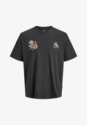 T-shirt noir à manches courtes avec un motif de dragon coloré sur le côté gauche de la poitrine et un symbole orange avec le texte "Gratitude" sur le côté droit de la poitrine.