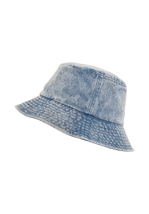 Jasnoniebieski deniowy kapelusz typu bucket z widocznym przeszyciem i miękkim, teksturowanym rondem skierowanym w prawo na białym tle.