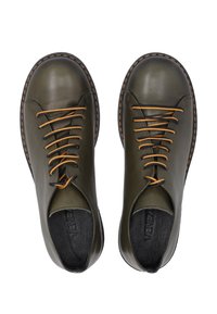 Groene leren schoenen met bruine veters, ronde neus en zichtbare stiksels. Gevoerde inlegzool en een reliëf merklogo aan de binnenkant.