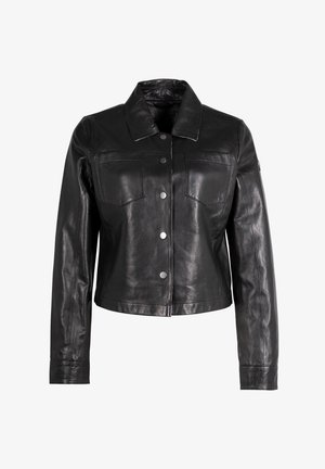 Giubbotto di pelle nera con colletto, due tasche sul petto, chiusura frontale a bottoni a pressione e maniche lunghe; texture liscia e design aderente.