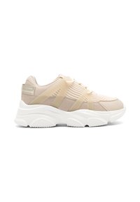Zapatillas beige con una parte superior texturizada que combina materiales lisos y acanalados, suela blanca gruesa y detalles translúcidos.