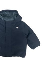 Giacca isolante blu navy con cappuccio, con un morbido rivestimento grigio, polsini elastici e un piccolo logo bianco sul davanti.