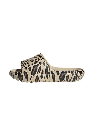 Slip-On-Sandale mit beige-schwarzem Leopardenmuster und strukturierter Sohle für besseren Halt, seitlich gezeigt.