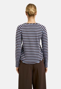 Langärmliges Oberteil in blauen und braunen horizontalen Streifen mit abgerundetem Saum und weicher Stoffqualität. Verfügt über Raglanärmel für eine lässige Passform.