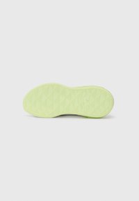 Sula i ljusgrön gummi, med diagonala spår för grepp och logotypdetaljer nära hälen. Slät yta och rundad kant.