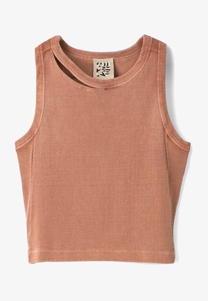 Geribbelde tanktop in een zachte terracotta kleur met een ronde halslijn, mouwloos ontwerp en stikseldetails. Etiket zichtbaar aan de binnenkant van de kraag.
