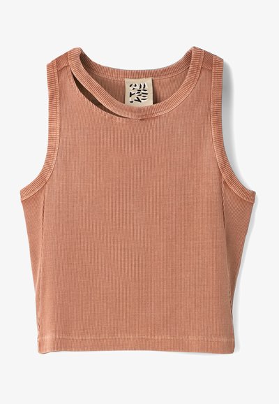 Žebrovaný tílko v měkké terakotové barvě s kulatým výstřihem, bezrukávovým designem a detaily šití. Nálepka je viditelná uvnitř límce.