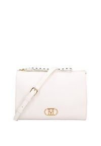 Sac à main en cuir blanc avec une finition texturée, accastillage doré, fermeture zippée et une bandoulière réglable. Présente un accent logo à l'avant.