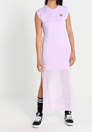 Lavendelkleurige mouwloze jurk met een doorschijnende onderste panel. Met een ronde hals en een klein logo detail, gecombineerd met zwarte sokken en sneakers.