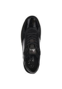 Schwarze Sneaker mit einer glänzenden Lackleder-Spitze, Wildlederseiten und einer weißen Gummisohle. Mit flachen schwarzen Schnürsenkeln und einem Logo auf der Zunge.