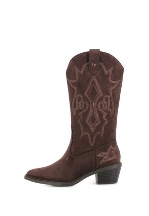 Bota vaquera de ante marrón con costuras decorativas bordadas, lengüeta para tirar, punta puntiaguda y tacón apilado.