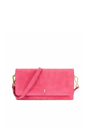 Prostokątna, jasnoróżowa zamszowa torba na ramię z klapą, złotymi okuciami i regulowanym paskiem na białym tle.