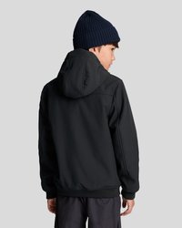 Schwarze Kapuzenjacke mit glatter Oberfläche, verstellbarer Kapuze und gerippten Bündchen. Getragen mit einer marineblauen Strickmütze. Sichtbare Rückansicht.