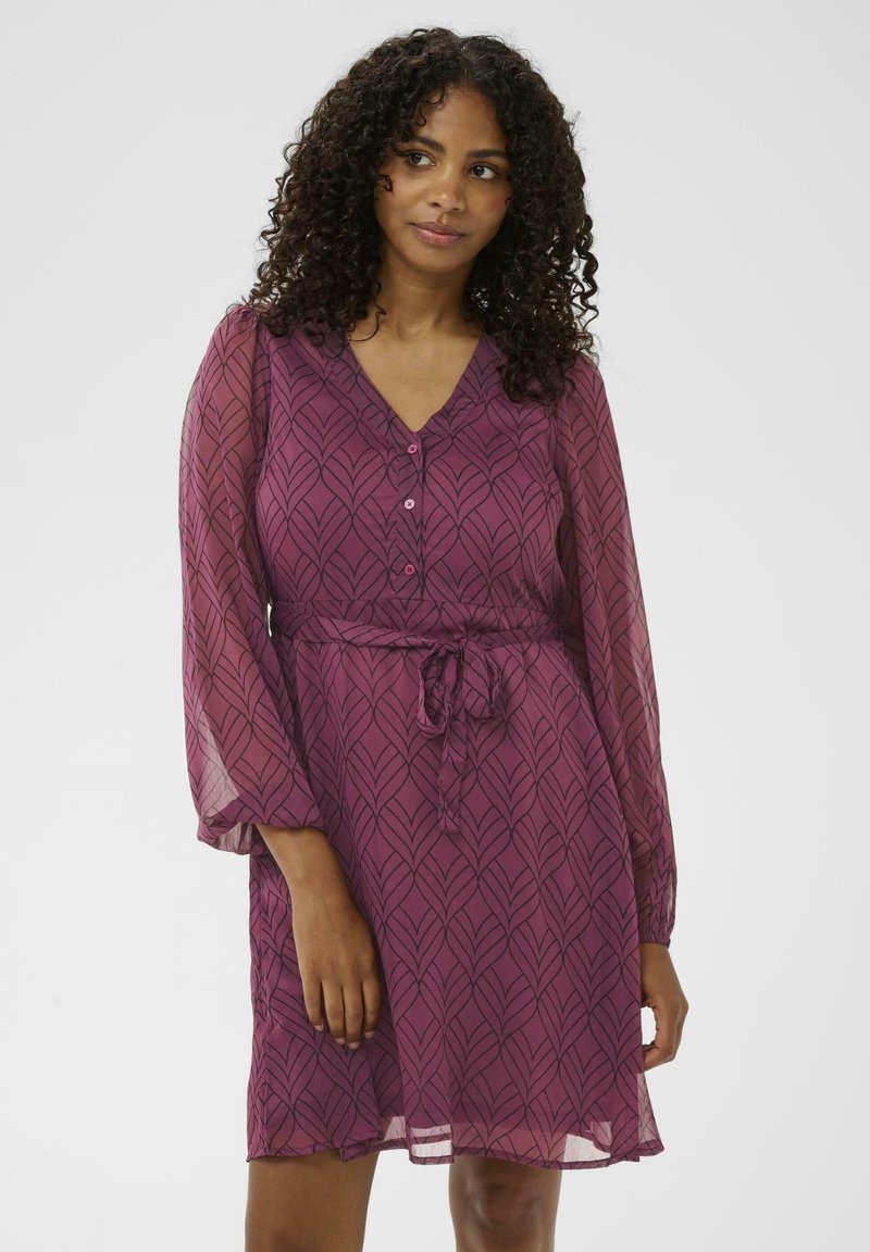 Lilla kleit lehepildiga, pikki silueteeriva õhukeste varrukatega, V-kaelusega, nööbikinnitusega ja taljepäraga, mis loob vormitud silueti.