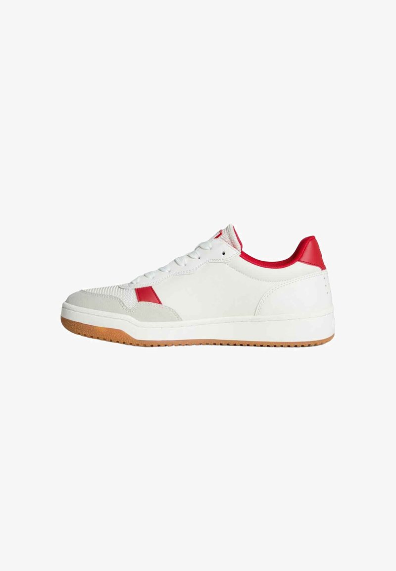 Hvide sneakers med røde detaljer, der har en struktureret overdel, glatte lædersider, flad gummisål og et traditionelt snøresystem.