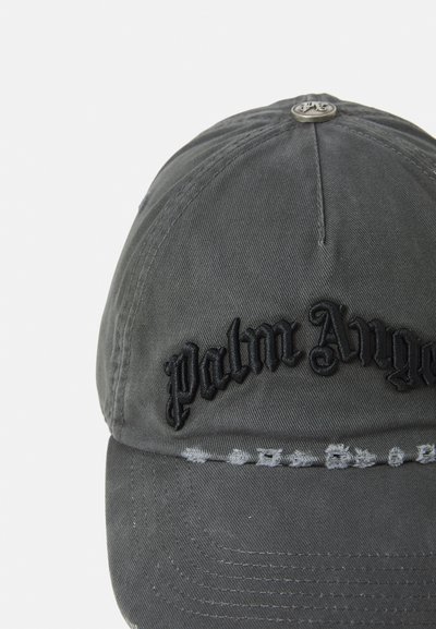 Hallide hall cap, millel "Palm Angels" logoga, kulunud õmblusdetailidega ääres ja metallist logodetailiga ülaosas.