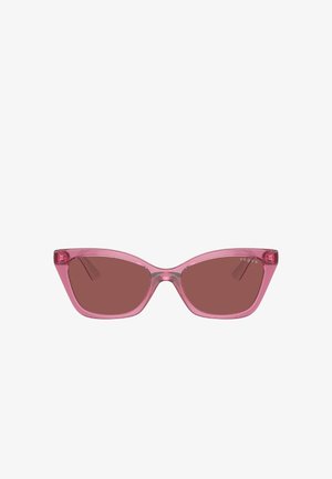 Occhiali da sole rosa con forma a occhio di gatto, montatura trasparente e lenti marroni scure. Presentano un piccolo logo "vogue" sulla montatura.