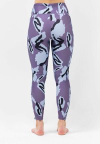 Paarse legging met een lichtblauw en zwart abstract patroon. Hoge taille ontwerp, rekbare stof, aansluitend op de benen met een gladde textuur.