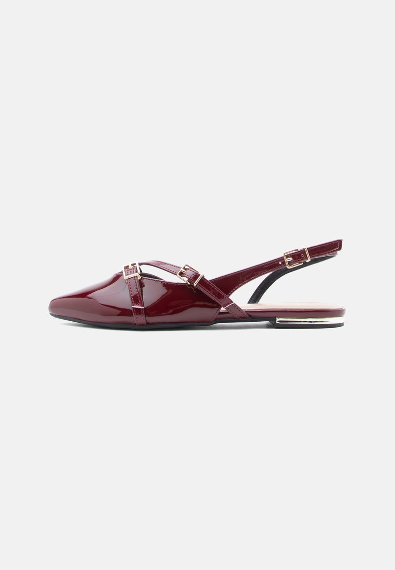 Μπορντό παπούτσι slingback από βερνίκι με μυτερή μύτη, διασταυρούμενους ιμάντες, χρυσαφί μεταλλικά στοιχεία και επίπεδη σόλα. Λείο υφή με γυαλιστερό φινίρισμα.